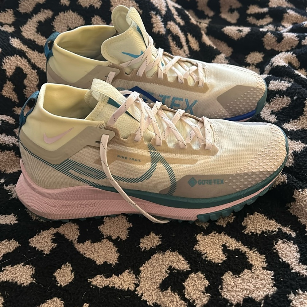 Nike Pegasus Trail Goretex running shoes. Women’s Sz 9.5
